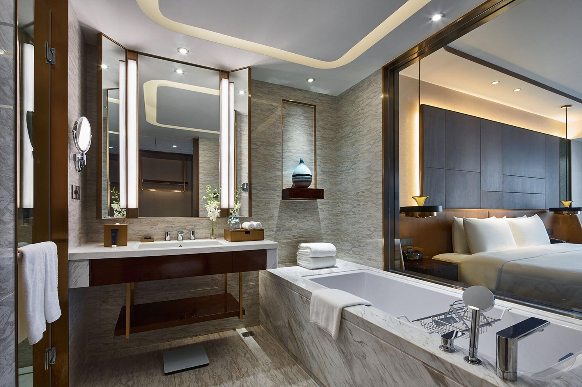 Primus Hongqiao 5*